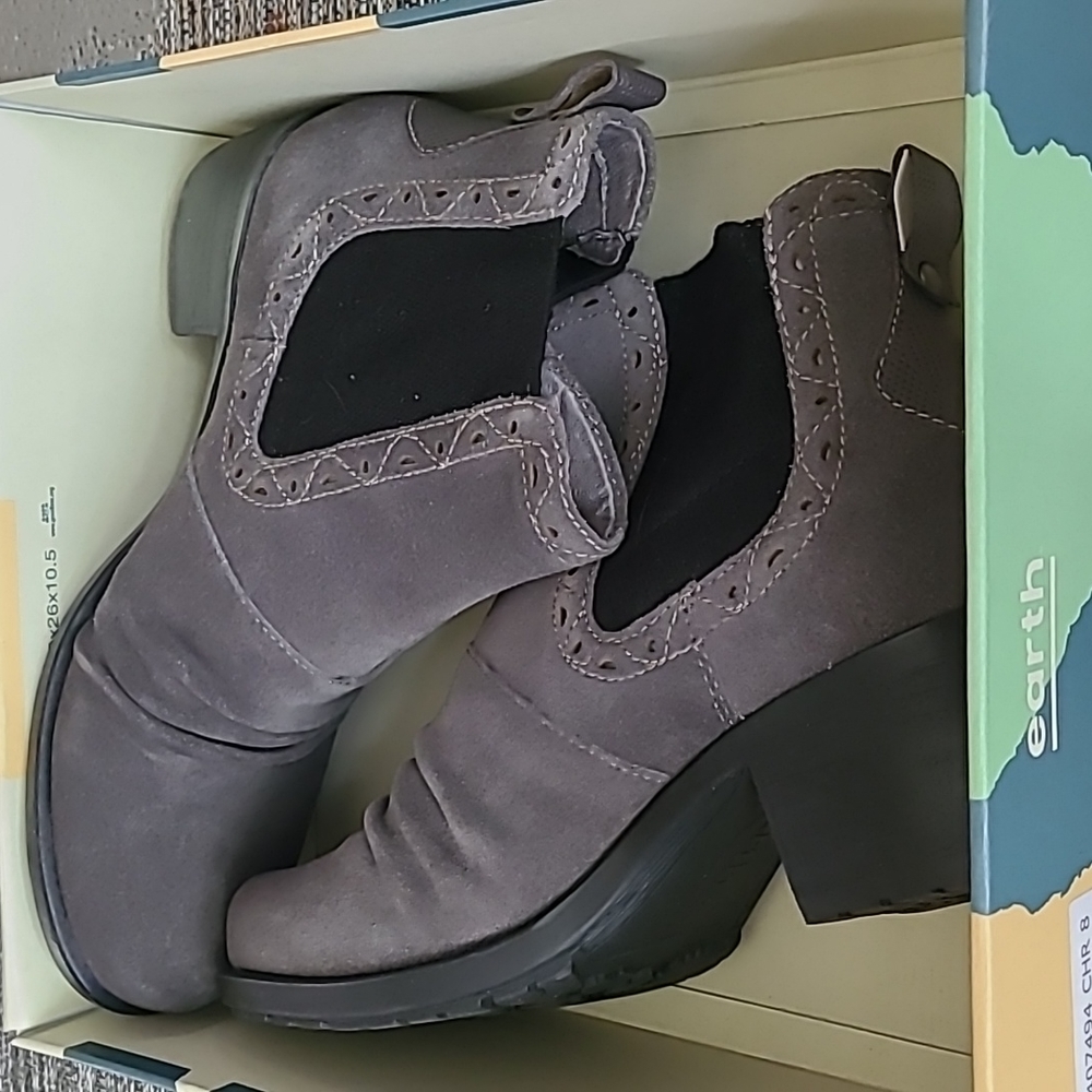 Earth Denali Aspect grey suede boot size 8